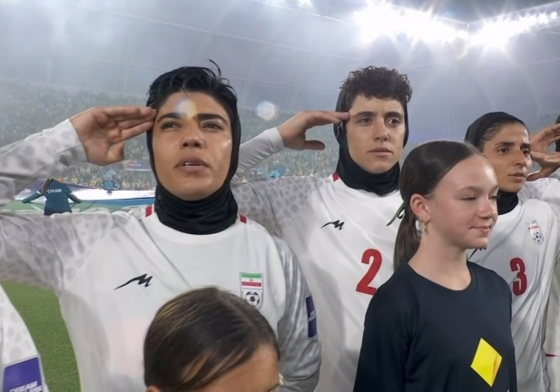 江南体育APP-声援祖国？伊朗女足亚洲杯高唱国歌+动情敬军礼！首轮曾集体沉默